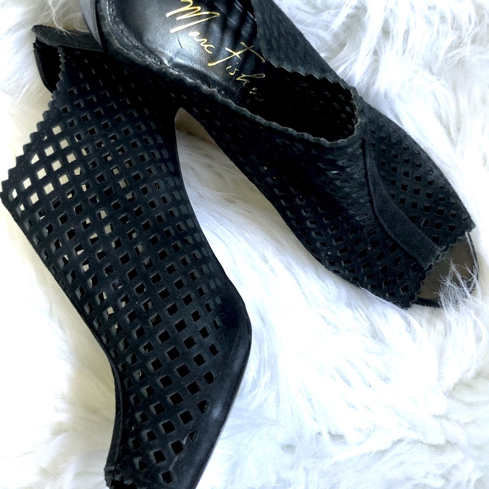 Marc Fisher peep toe/ back zipper (✅3/$21 in any bundle of 3️⃣or more)